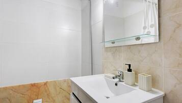 Shower, hair dryer, towels