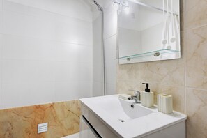 Dusche, Haartrockner, Handtücher