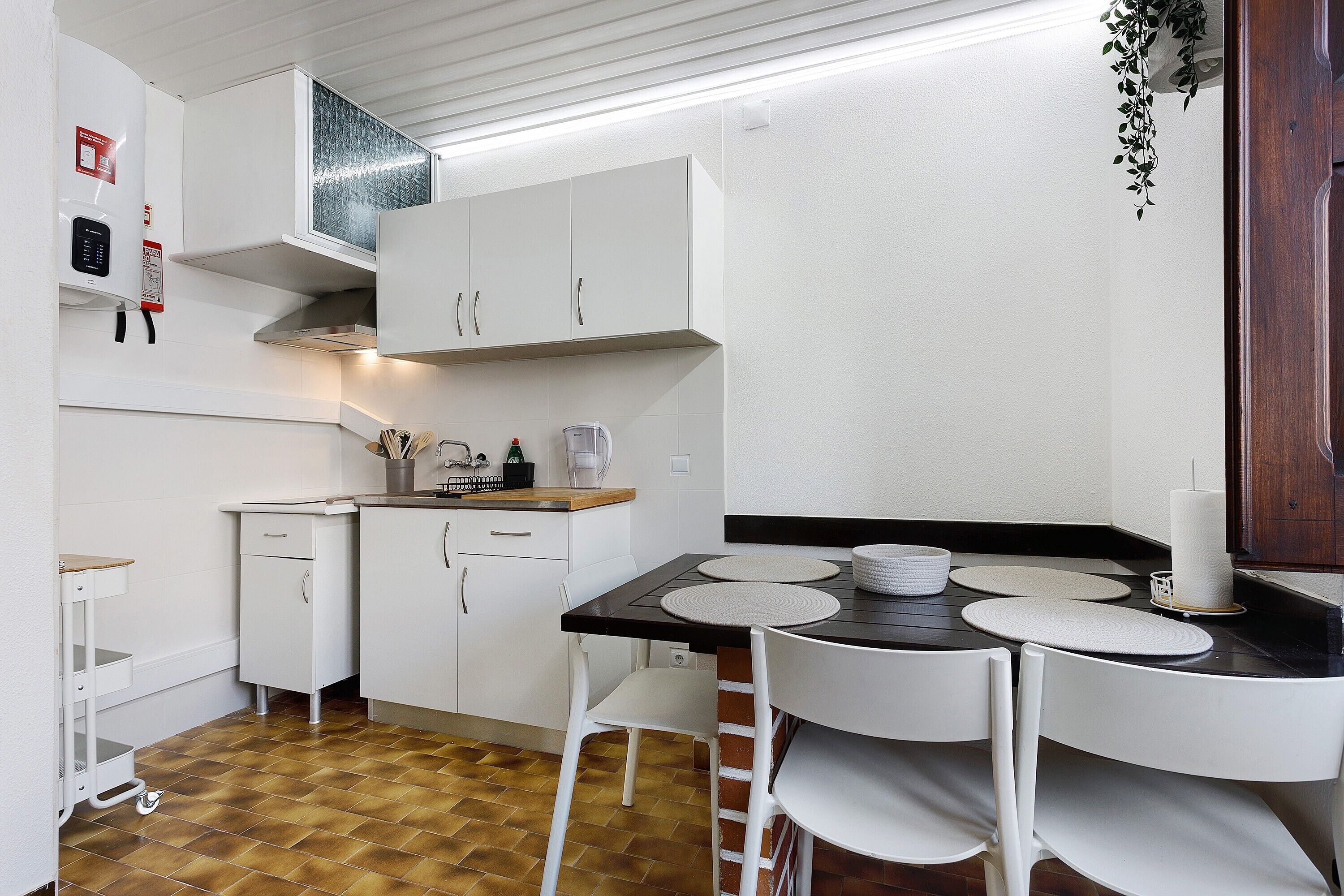 Réfrigérateur, micro-ondes, plaque de cuisson, cafetière/bouilloire