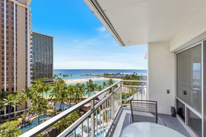 Property grounds - Ilikai Hotel Condo with Ocean, Lagoon & Fireworks Views (Honolulu)