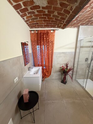 Shower, hair dryer, towels - Cucciolo Room with Private Bathroom (Asti)
