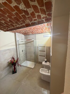 Shower, hair dryer, towels - Cucciolo Room with Private Bathroom (Asti)