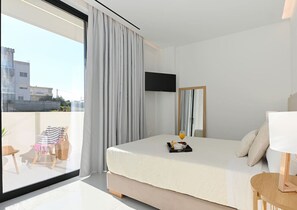 Een bureau, een strijkplank/strijkijzer, reisbedje, wifi