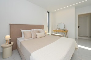 Desk, iron/ironing board, travel cot, WiFi - The Grand 3br Luxe Apartment (Heraklion)