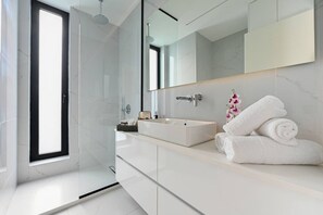 Hair dryer - The Grand 3br Luxe Apartment (Heraklion)