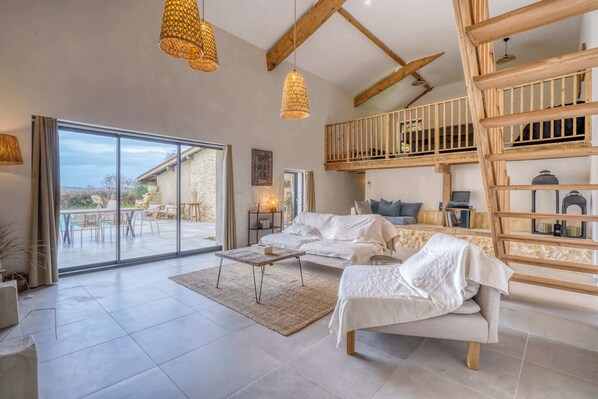 Télévision, cheminée, chaîne hi-fi, espaces bureaux