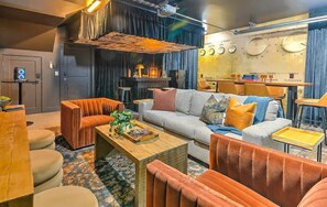 Interior - Pool- Hot Tub- Bar! Rooftop Fire Pit 9 Beds (Nashville)