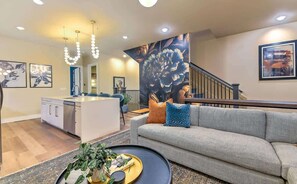 TV, fireplace, offices - Pool- Hot Tub- Bar! Rooftop Fire Pit 9 Beds (Nashville)
