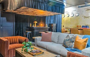 Televisio, takka, työhuone