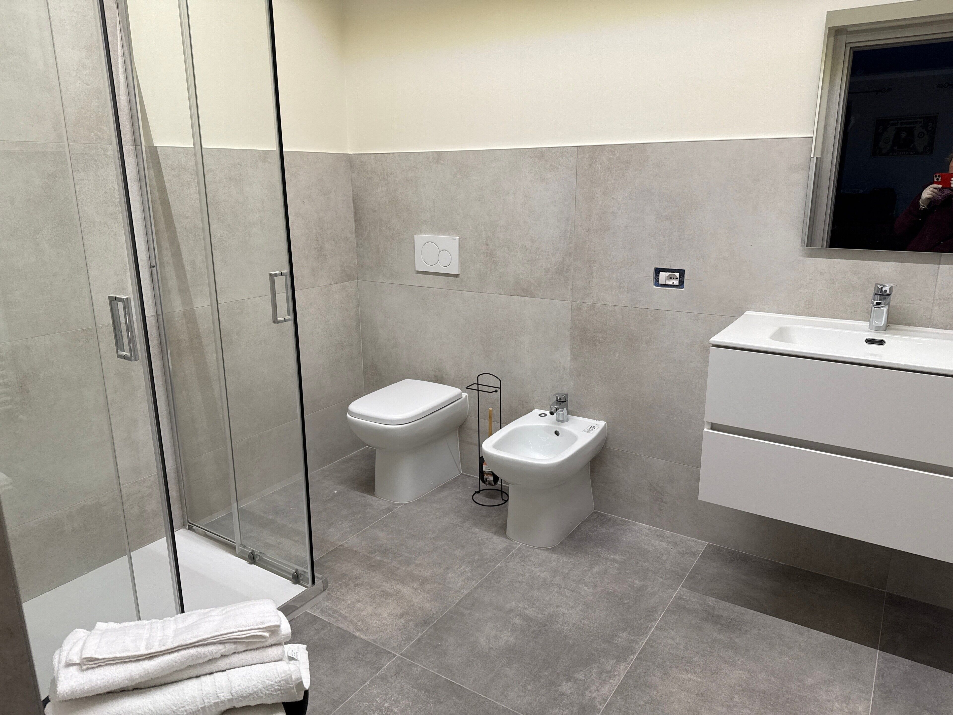 Regadera, secadora de cabello, toallas 