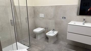 Regadera, secadora de cabello, toallas