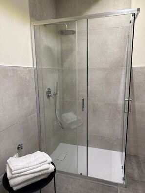 Dusche, Haartrockner, Handtücher