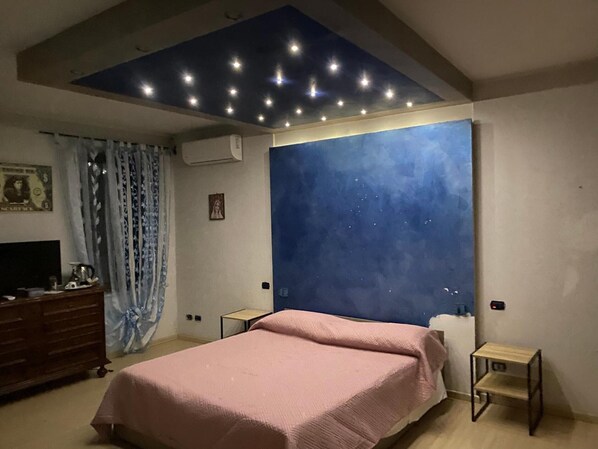 Room - Room 'Mammolo' with Private Garden and Air Conditioning (Asti)