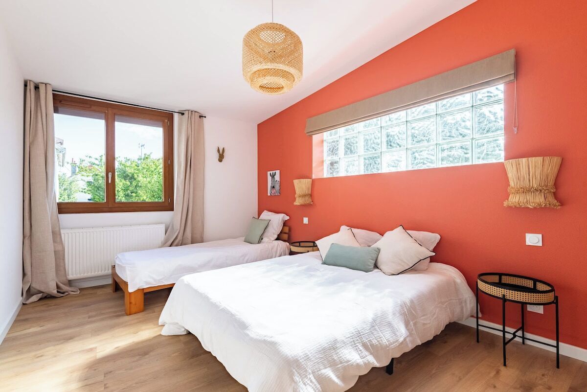 2 bedrooms, iron/ironing board, Internet, bed sheets