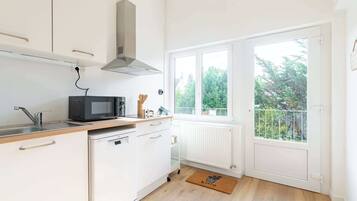 Kjøleskap, mikrobølgeovn, oppvaskmaskin og kaffetrakter/tekoker