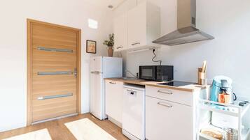 Een koelkast, een magnetron, een vaatwasser