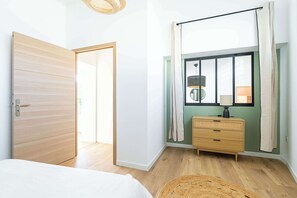 Tabla de planchar con plancha, cuna de viaje, wifi y ropa de cama