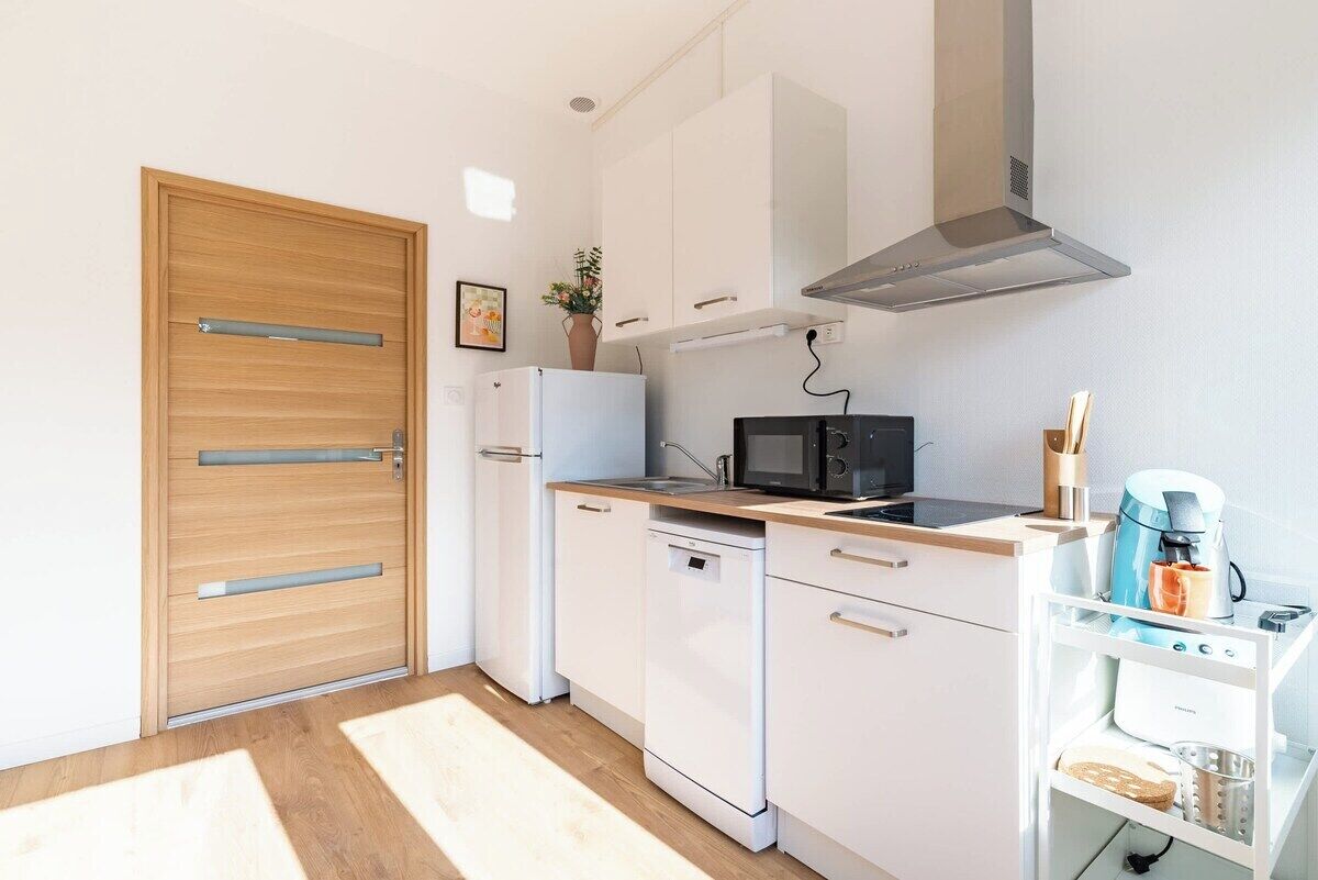 Eine kleine Küche mit Mikrowelle, Toaster und Kaffeemaschine.