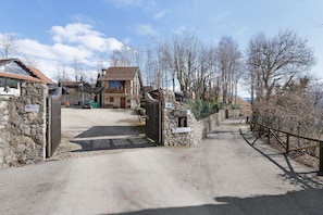 A rural road leading to a stone building with a sign indicating a restaurant. - Guest House '1 Polse Di San Pieri Camera Han' with Shared Terrace, Shared Garden and Wi-Fi (Zuglio)