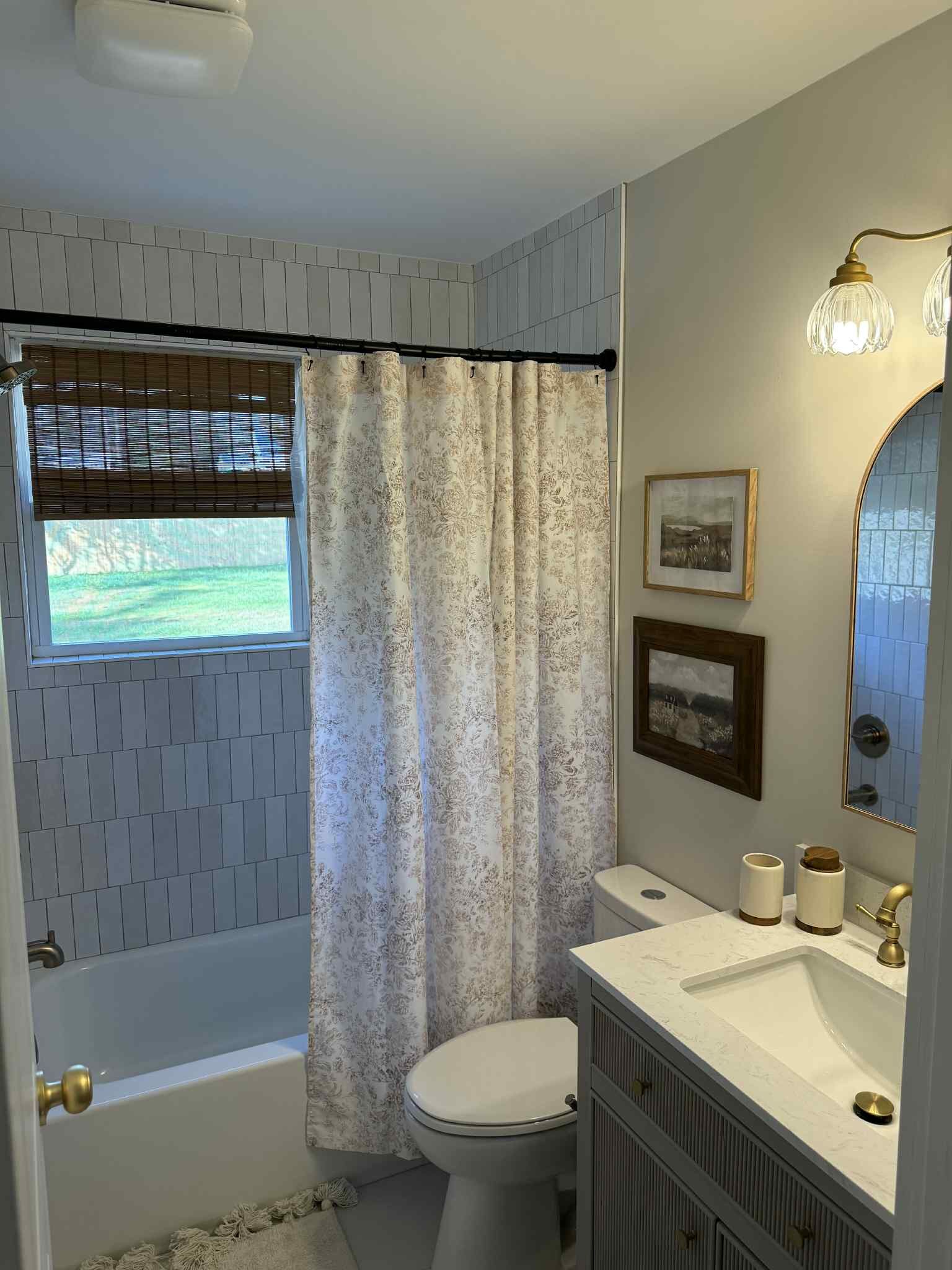 Une salle de bain avec une baignoire, des toilettes et un lavabo.