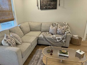 TV - Cozy 2 Bed 1 Bath in the heart of Augusta. CLOSE TO MASTERS & National Hills! (Augusta)
