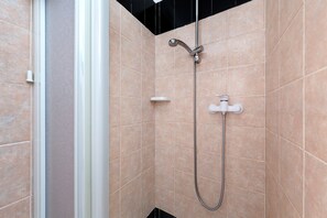 Chuveiro, secador de cabelo, toalhas de banho 