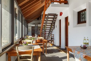 Outdoor dining - Room '4Polse Di San Pieri Camera Doppia' with Shared Terrace, Shared Garden and Wi-Fi (Zuglio)