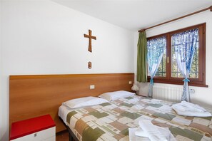 WiFi, bed sheets, wheelchair access - Room '4Polse Di San Pieri Camera Doppia' with Shared Terrace, Shared Garden and Wi-Fi (Zuglio)