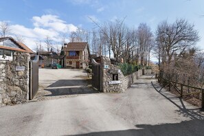 A rural road leading to a stone building with a sign indicating a restaurant. - Guest House '7a Polse Di San Pieri Family Room' with Shared Terrace, Shared Garden and Wi-Fi (Zuglio)