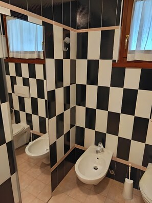 Bathroom - Room 'La Polse Di San Pieri Camera Doppia' with Mountain View and Wi-Fi (Zuglio)