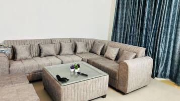 Apartment, 3 Bedrooms, Accessible, Smoking | Living room