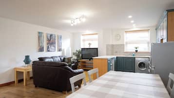Apartment, 2 Bedrooms, Smoking | Living room