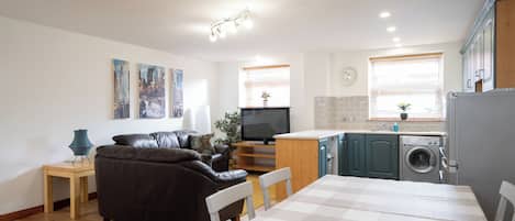Apartment, 2 Bedrooms, Smoking | Living room