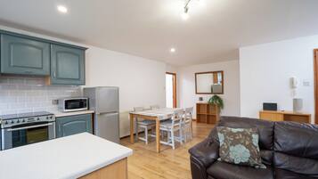 Apartment, 2 Bedrooms, Smoking | Living room