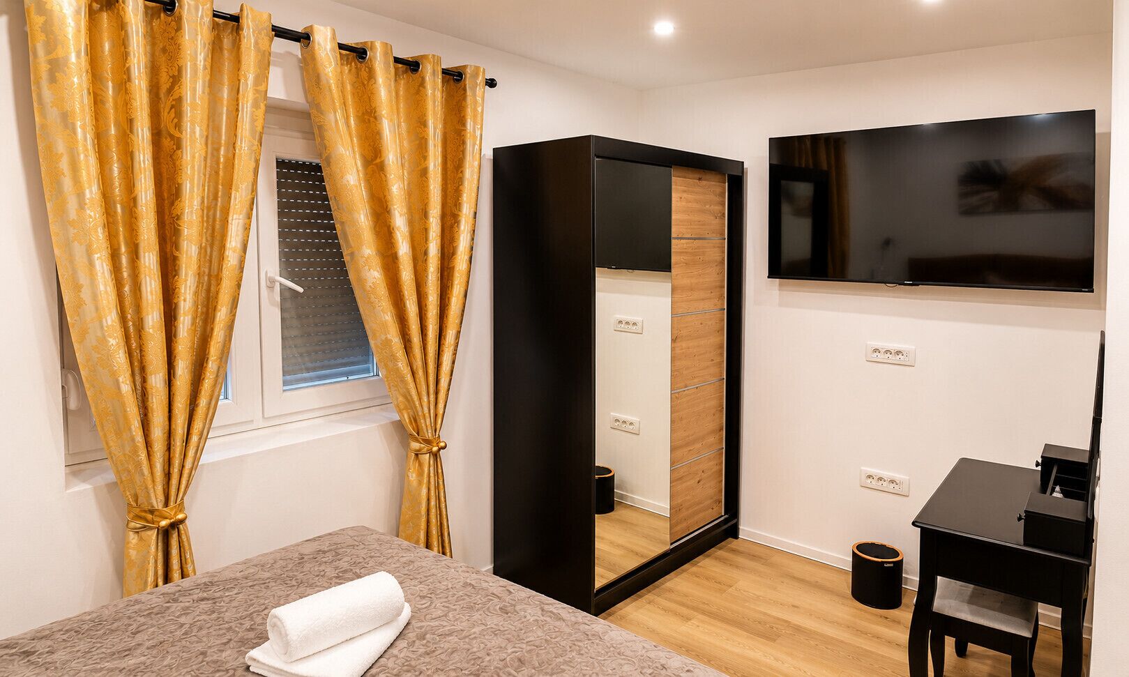 3 bedrooms, iron/ironing board, free WiFi, bed sheets