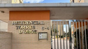 Une entrée d’immeuble avec une plaque indiquant « RÉSIDENTIEL TORRES D’OBOE 6-4 ».