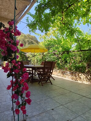 Outdoor dining - Seaside accommodation (Canari)