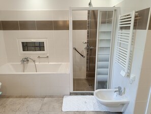 Dusj, bidé, håndklær og toalettpapir