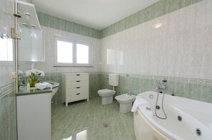 Hair dryer, bidet, towels, soap - Two bedrooms with ensuite bathroom R2 (Rovinj)