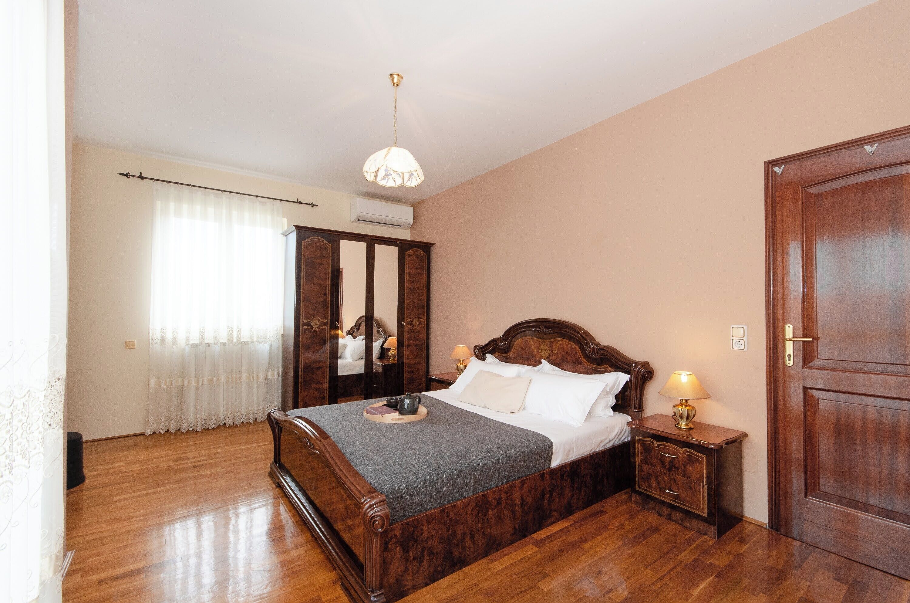 2 bedrooms, internet, bed sheets