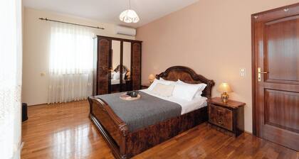 Two bedrooms with ensuite bathroom R2