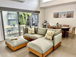 Smart TV, ping pong - Beachside Hideaway on Puebla (Torquay)