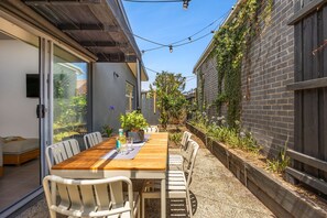 Outdoor dining - Beachside Hideaway on Puebla (Torquay)