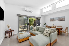 Smart TV, ping pong - Beachside Hideaway on Puebla (Torquay)