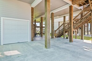 Property grounds - Salt Proof - Popular area, close to the beach w/ easy beach access, (Crystal Beach)