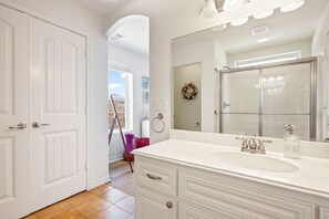 Shower - Buho Vista - Close to the beach, Gulf View, 2 bedrooms + Loft - Sleeps 12 (Crystal Beach)