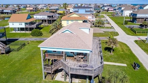 Un área residencial costera con casas que tienen balcones y vista al océano.