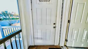 Studio, Multiple Beds, Kitchenette, Garden View (Surf + Strand Unit B) | Interior