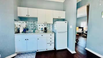 Studio, Meerdere bedden, kitchenette, uitzicht op tuin (Surf + Strand Unit B) | Privékeuken