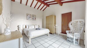 Iron/ironing board, Internet, bed sheets